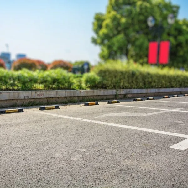 Close-up op a parking lot.